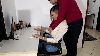 An elderly boss gave his subordinate a blowjob.