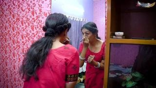 An Asian girl put on makeup to look good before her wedding.
