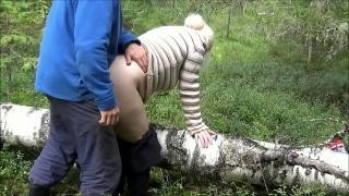 A mature mommy exposed her ass outdoors for sex with her husband.