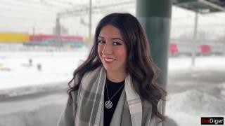 A brunette earned money by giving a blowjob at a casting.