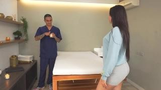 The masseur kisses his brunette's vagina